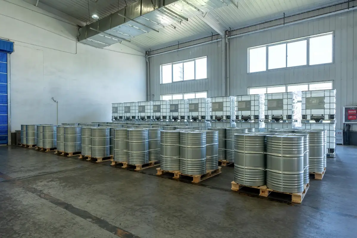 Steel drums and IBC containers in the Lixing warehouse