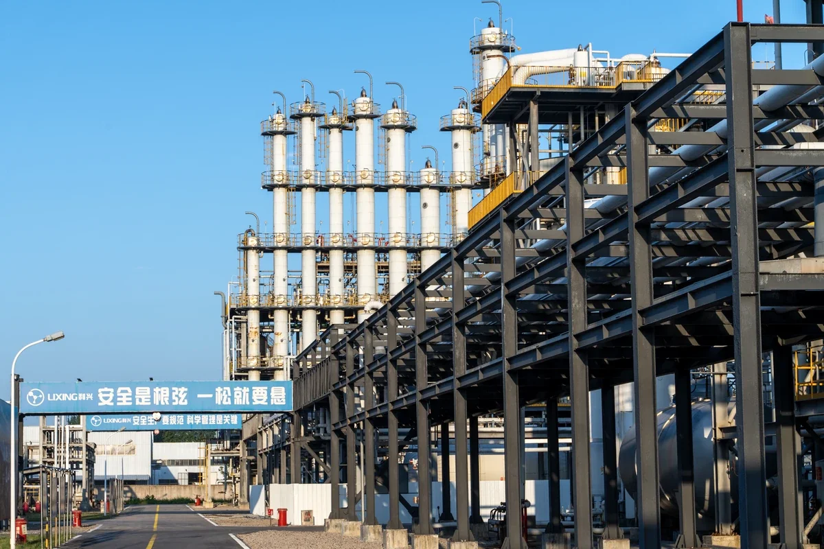 Pipe rack and process towers at the Lixing site