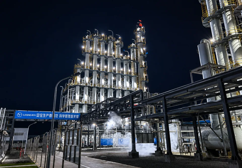 Illuminated process columns and pipe racks